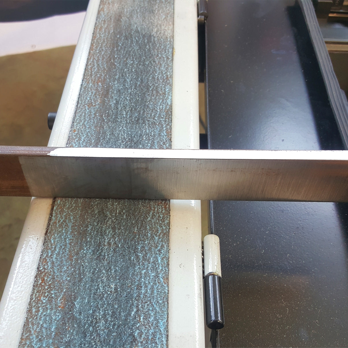 Kaka Industrial BG-6 Belt Grinder, 6 x 79 in Belt Sande, Wheel Metal Belt Grinder/Sander, Sander with Cast Iron Base, High Speed Belt Grinder 220V-60HZ-3PH