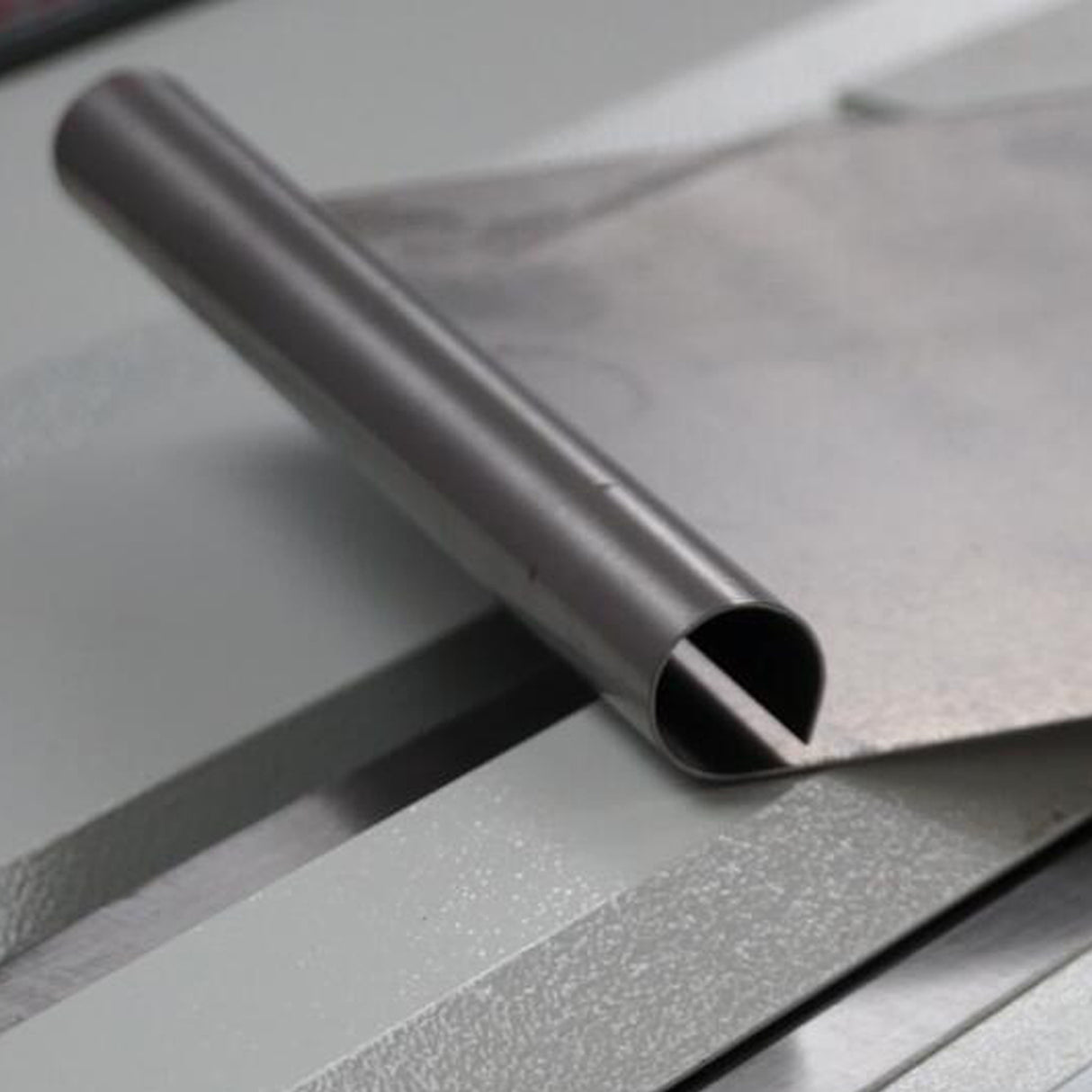 Sheet Metal Brake, 48-Inch Magnetic Box and Pan Brake, 6-Ton 16-Gauge Capacity Electro Metal Break, 220V Single Phase with Foot Pedal Control Siding Brake, Includes Clamp Bars EB-4816B