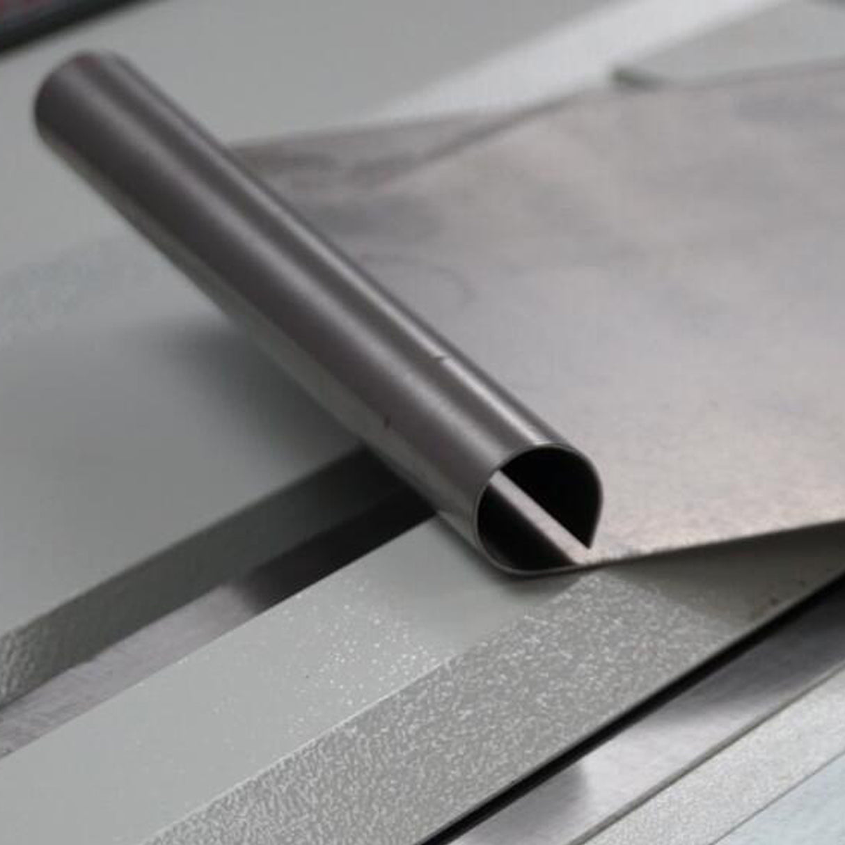 KAKA INDUSTRIAL Sheet Metal Brake 98-inch, Electric Metal Brake Bender, 12-Ton 16-Gauge Capacity Magnetic Box and Pan Brake, 220V Single Phase with Foot Pedal Control, Includes Clamp Bars