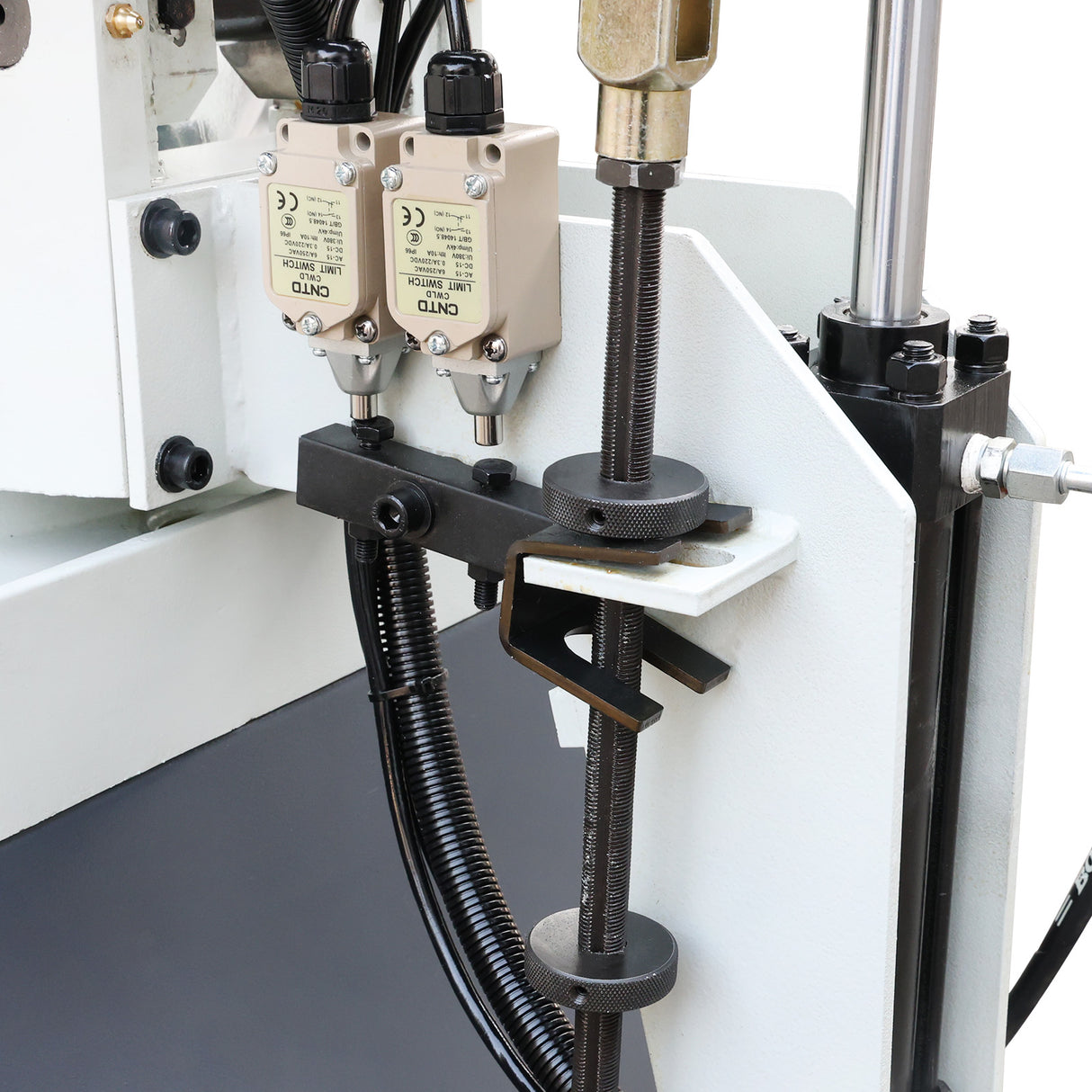 KAKA INDUSTRIAL Hydraulic Circular Cold Saw, 12.4 inch Semi-Automatic Metal Cutting Saw with Foot Pedal Control PDS-12H for Steel and Aluminum, Double Vise and Coolant System