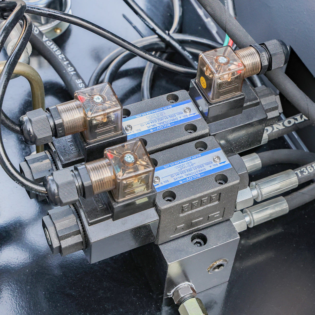 KAKA INDUSTRIAL Hydraulic Circular Cold Saw, 12.4 inch Semi-Automatic Metal Cutting Saw with Foot Pedal Control PDS-12H for Steel and Aluminum, Double Vise and Coolant System