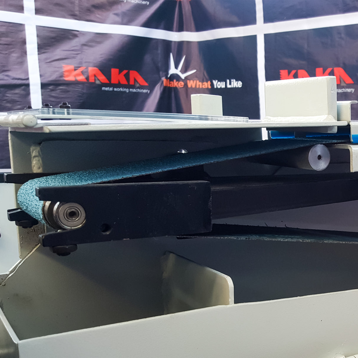 Belt Grinder, Wheel Metal Belt Grinder/Sander, Sander with Cast Iron Base, Grinds at angle from 30-90 degree, Arc cutting which is ideal for pipe-shaped, 220V-60HZ-3PH PRS-4A