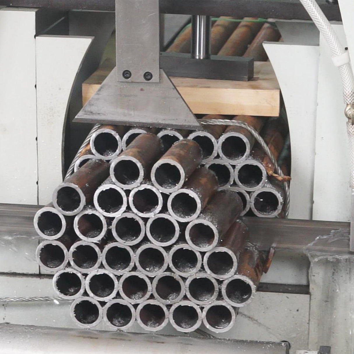 Kaka Industrial TGK-16A Double column horizontal band saw, Max cutting capacity 15.7 inch, vertical lifting, high stability. Cutting speed adopts hydraulic control, 230V 60HZ 3PH